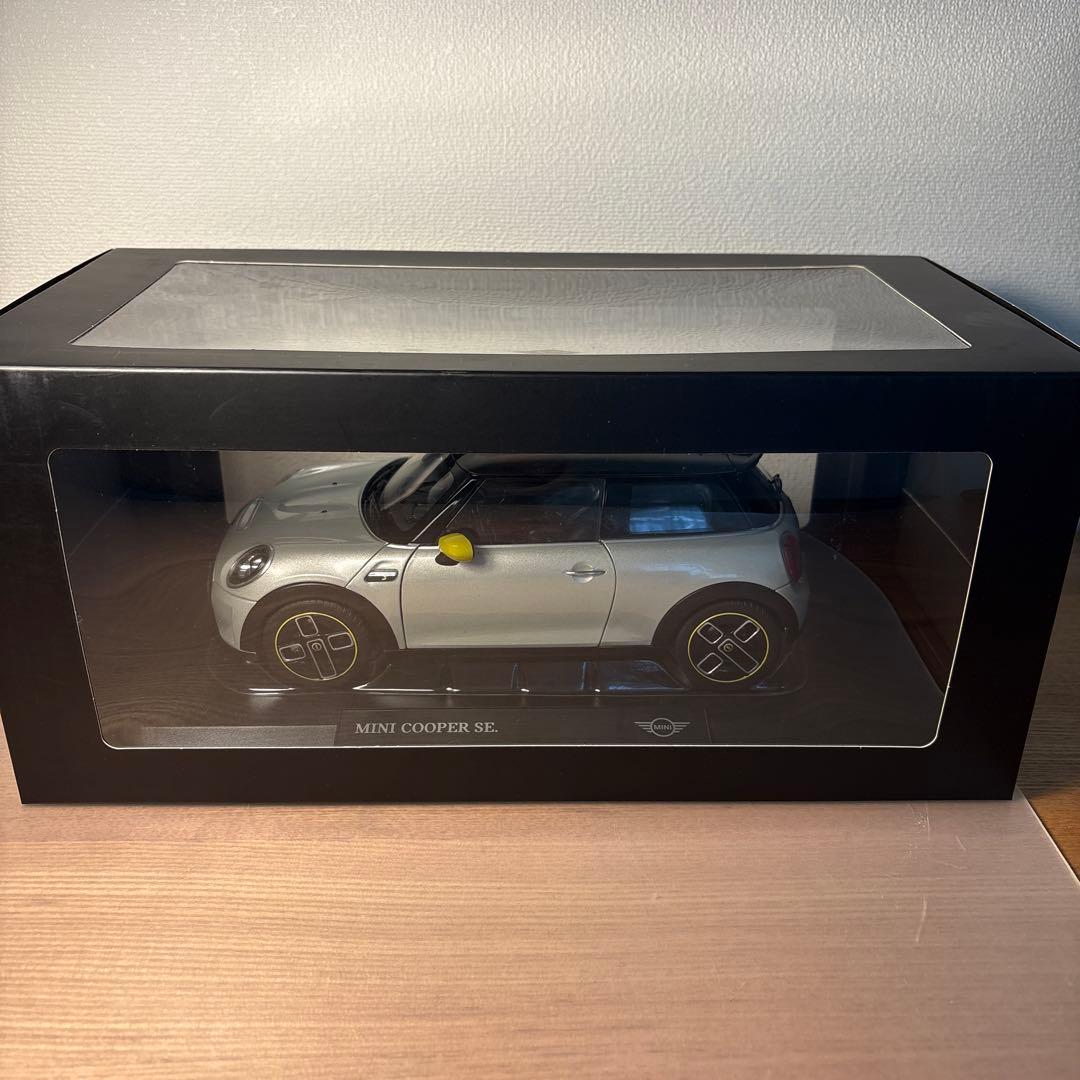 ミニ　クーパー　SE 1/18 ミニカー　シルバー　イエロー