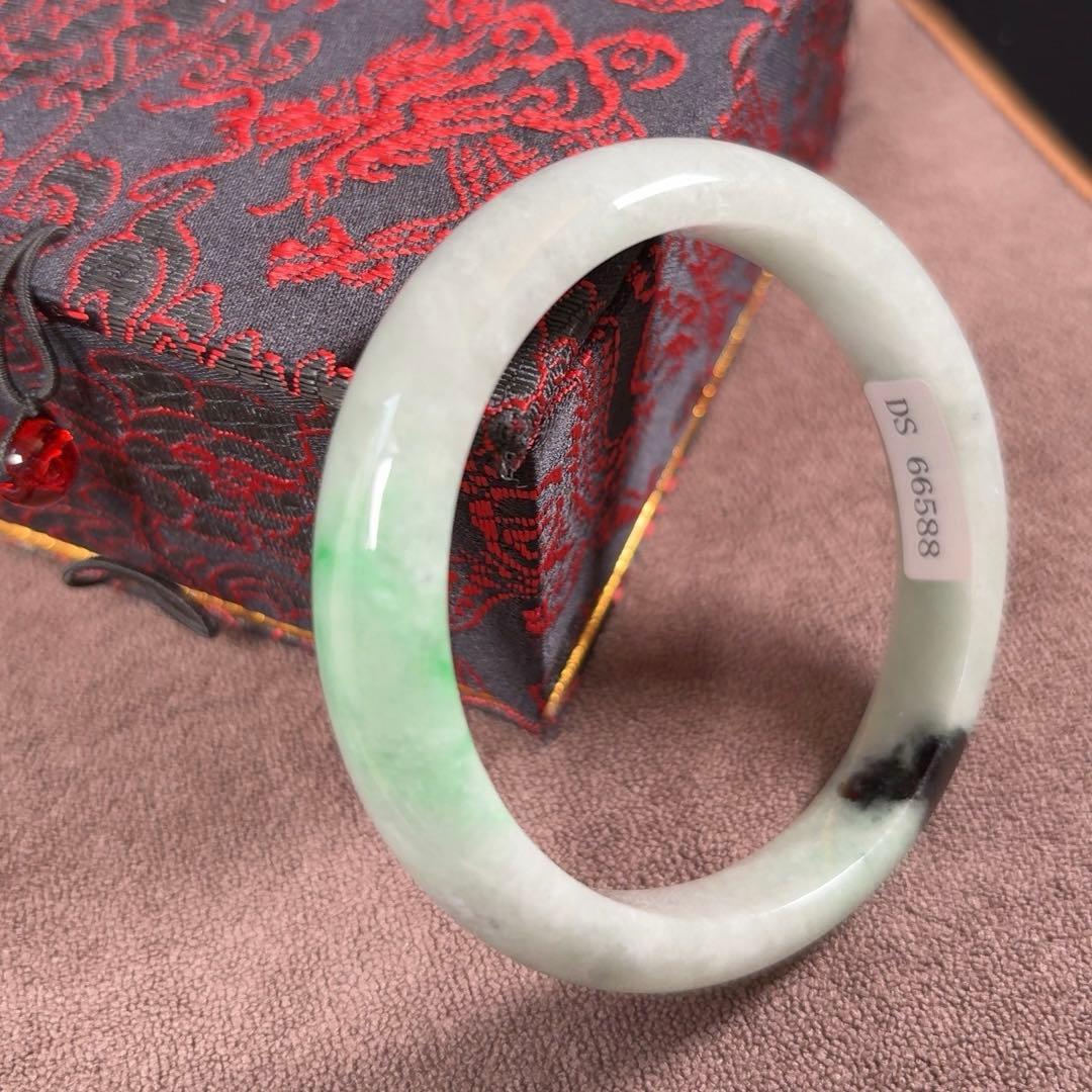 最終値下げ　翡翠バングル　内径約57mm ブレスレット