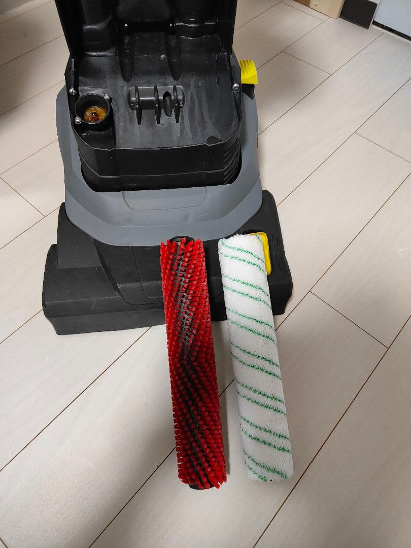 ブラシおまけ付き　ケルヒャー業務用床洗浄機　BR30/4C