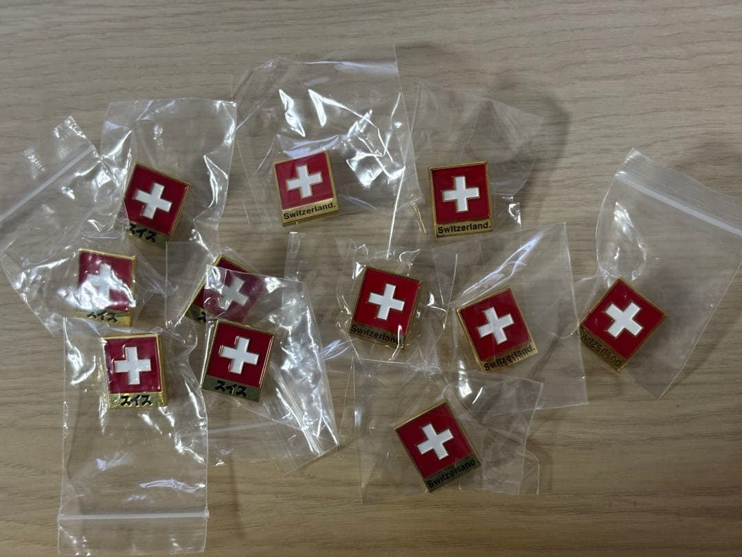 ラスト、お得！　スイス館大阪関西万博檜升、ピンバッチ入り。(3種類、11個)