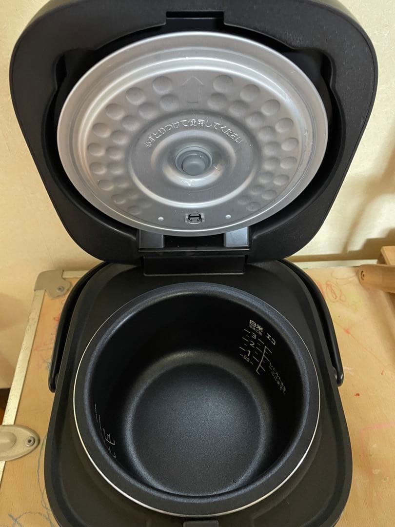 【美品】タイガー 炊飯器 3合 マイコン JBS-B055 メタルブラック