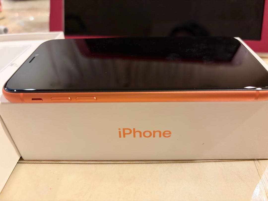 美品 Apple iPhone XR 本体 64GB コーラル