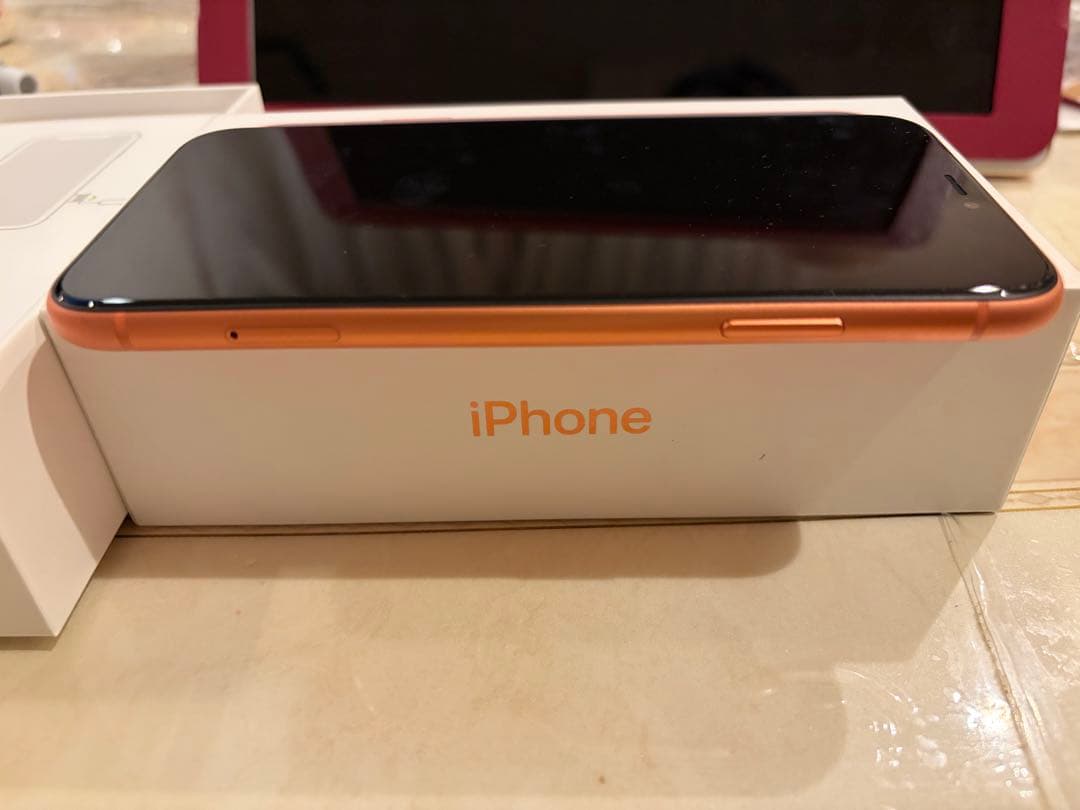 美品 Apple iPhone XR 本体 64GB コーラル