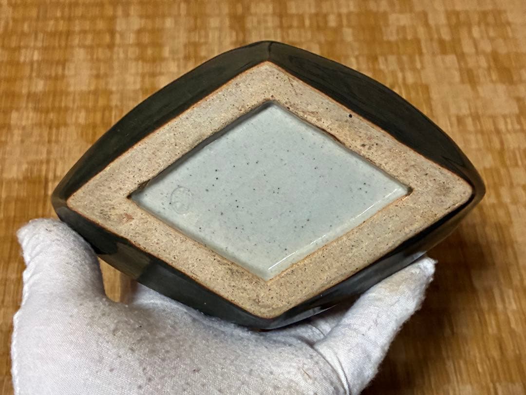 六角形 陶器 花瓶 花入 壺 赤緑釉薬 花模様 銘あり