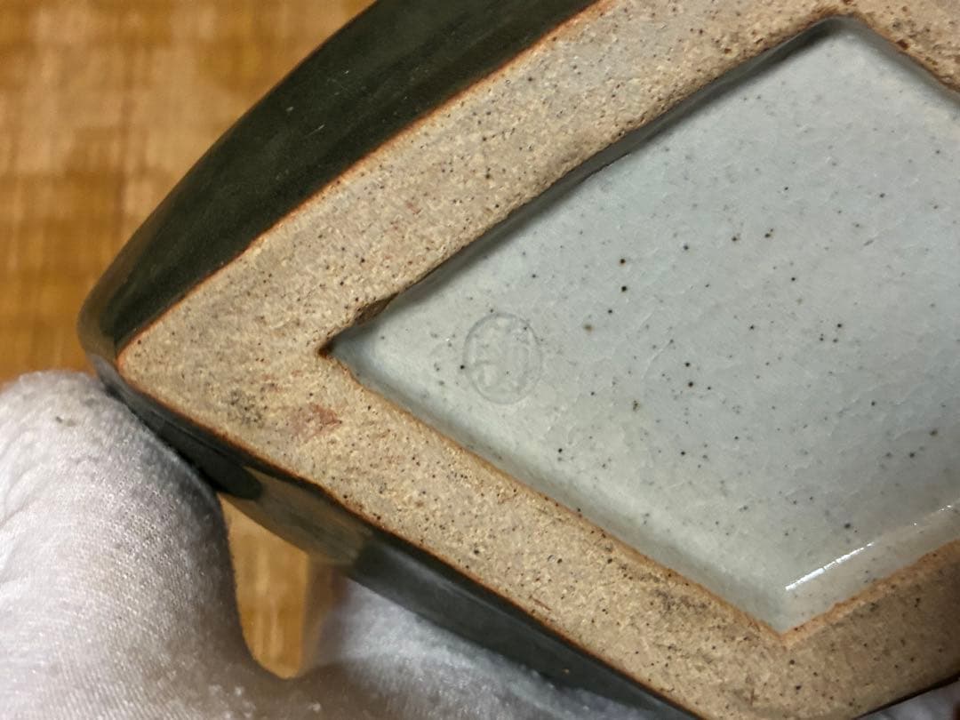 六角形 陶器 花瓶 花入 壺 赤緑釉薬 花模様 銘あり