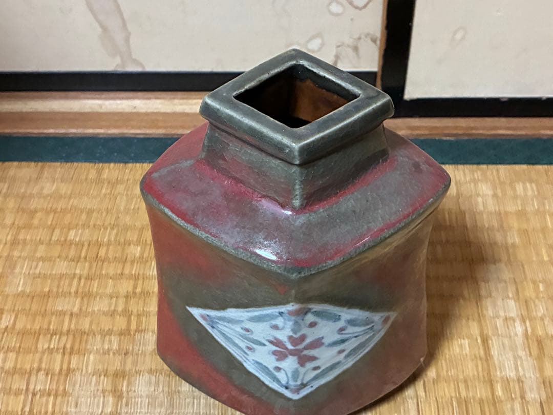 六角形 陶器 花瓶 花入 壺 赤緑釉薬 花模様 銘あり