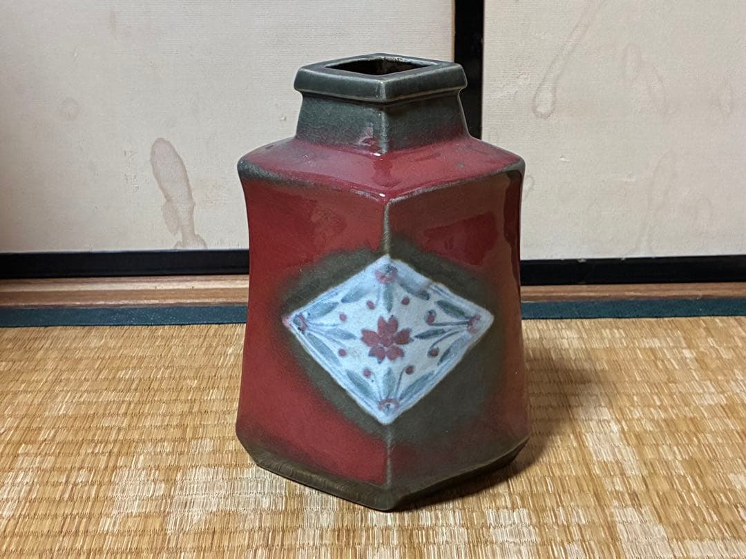 六角形 陶器 花瓶 花入 壺 赤緑釉薬 花模様 銘あり