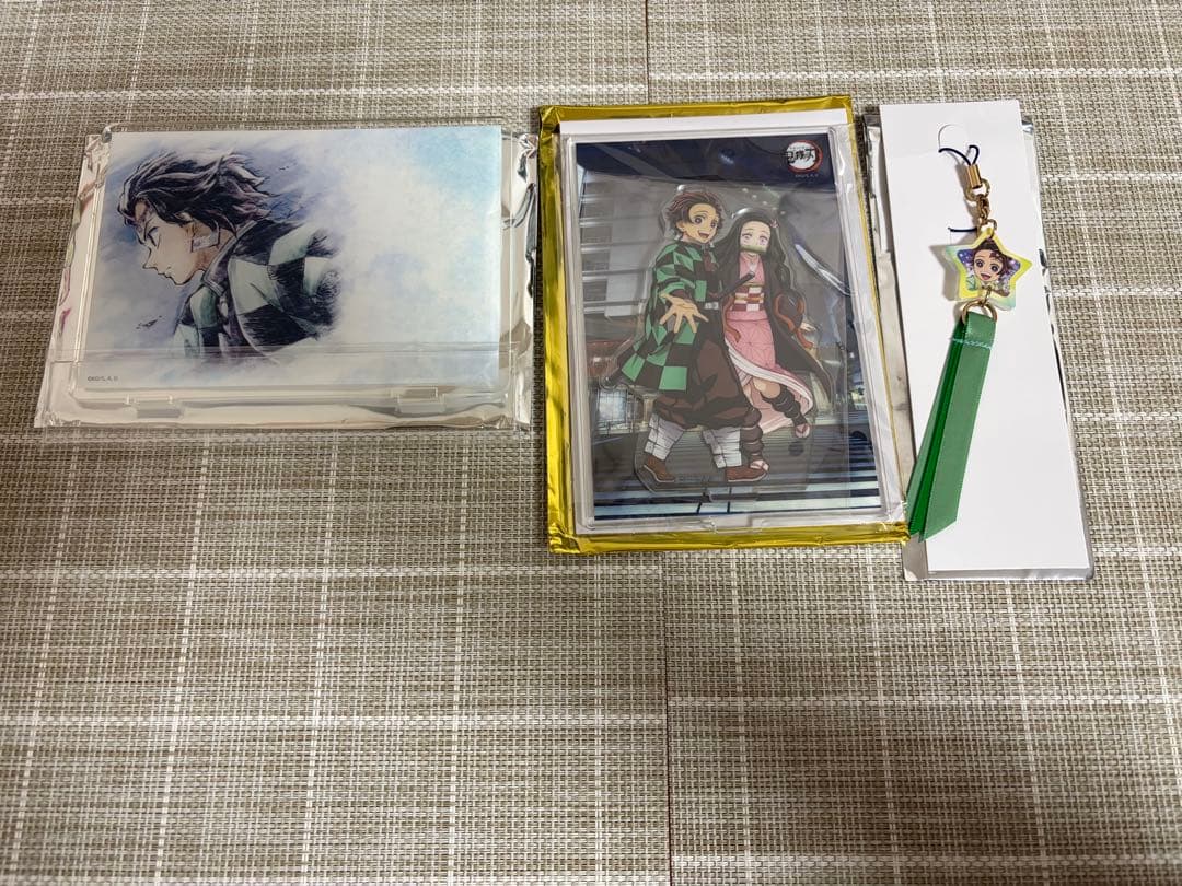 鬼滅の刃　ダイニング　竈門炭治郎　缶バッジ　アクリルキーホルダー　アクスタ