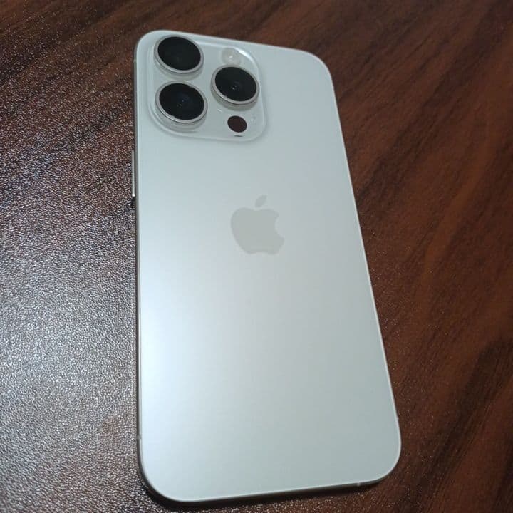 iPhone15Pro 128GB　本体　バッテリー86％　SIMフリー　白