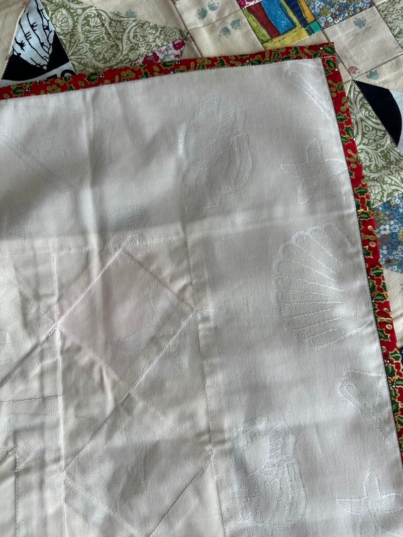 カラフルなパターンの大判キルト