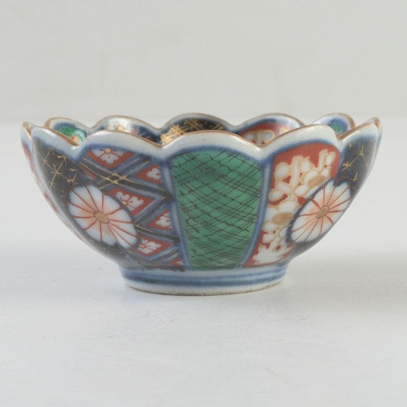 伊万里焼　奇玉宝鼎之珍　色絵金彩　花草文　輪花盃　時代箱付　V　9550