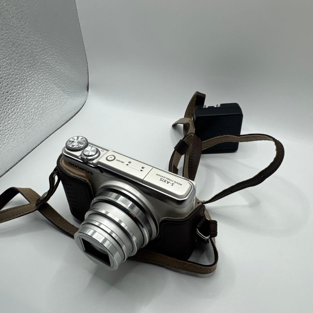 【動作品】OLYMPUS カメラ STYLUS SH-60 ホワイト　カバー付き