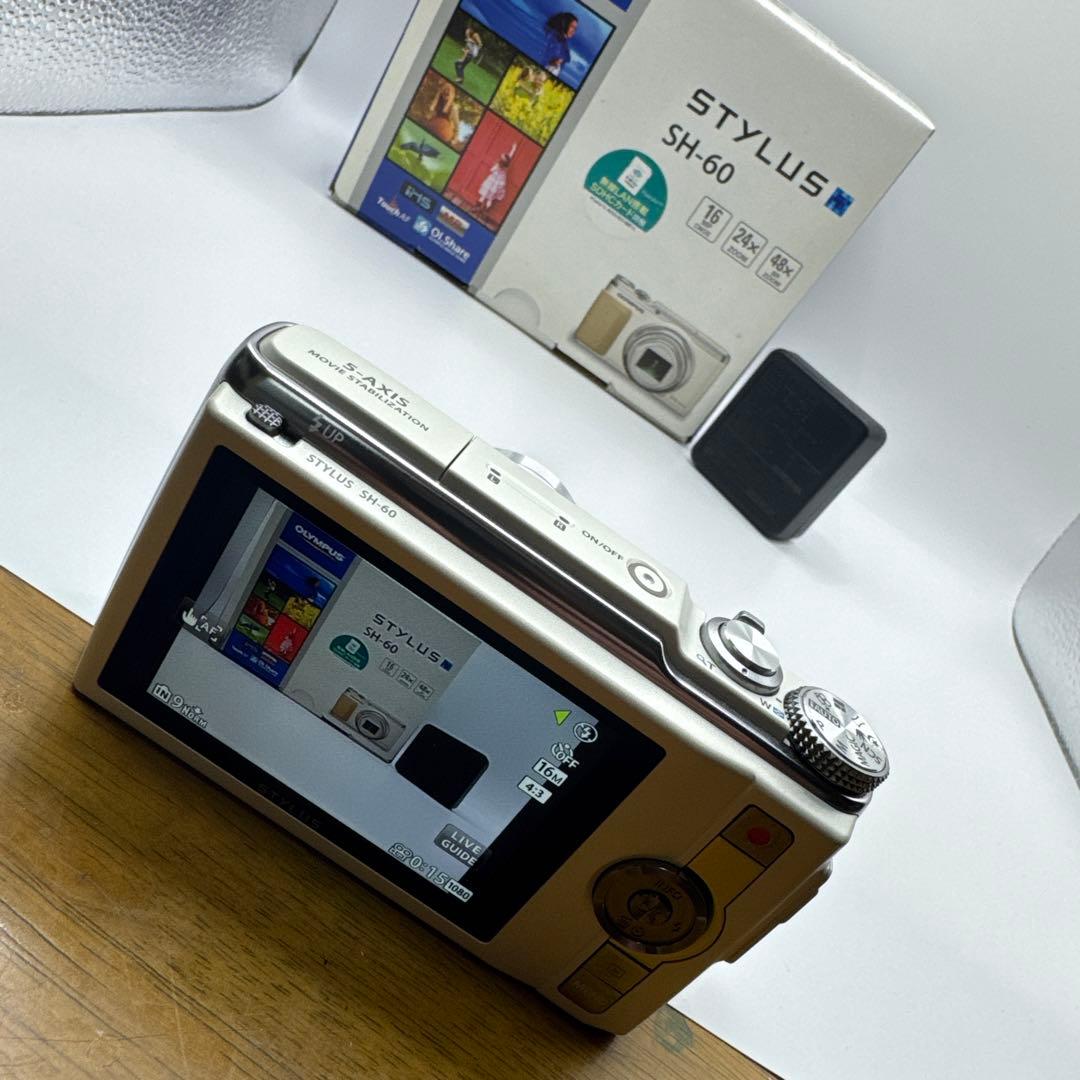 【動作品】OLYMPUS カメラ STYLUS SH-60 ホワイト　カバー付き
