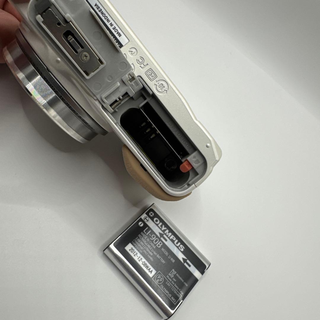 【動作品】OLYMPUS カメラ STYLUS SH-60 ホワイト　カバー付き