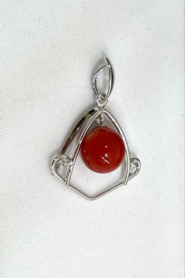 天然赤珊瑚珠のシルバーペンダント