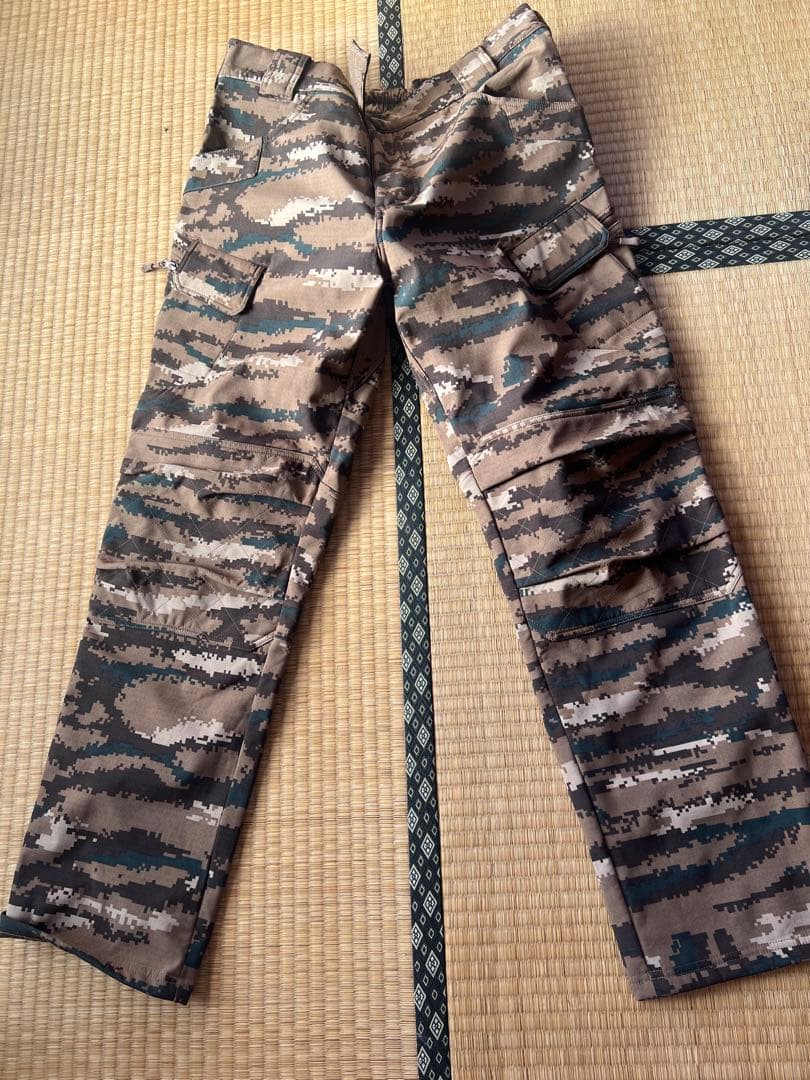 実物新品　中国軍　人民武装警察特殊部隊戦闘迷彩柄　フリース襟付　上下セット