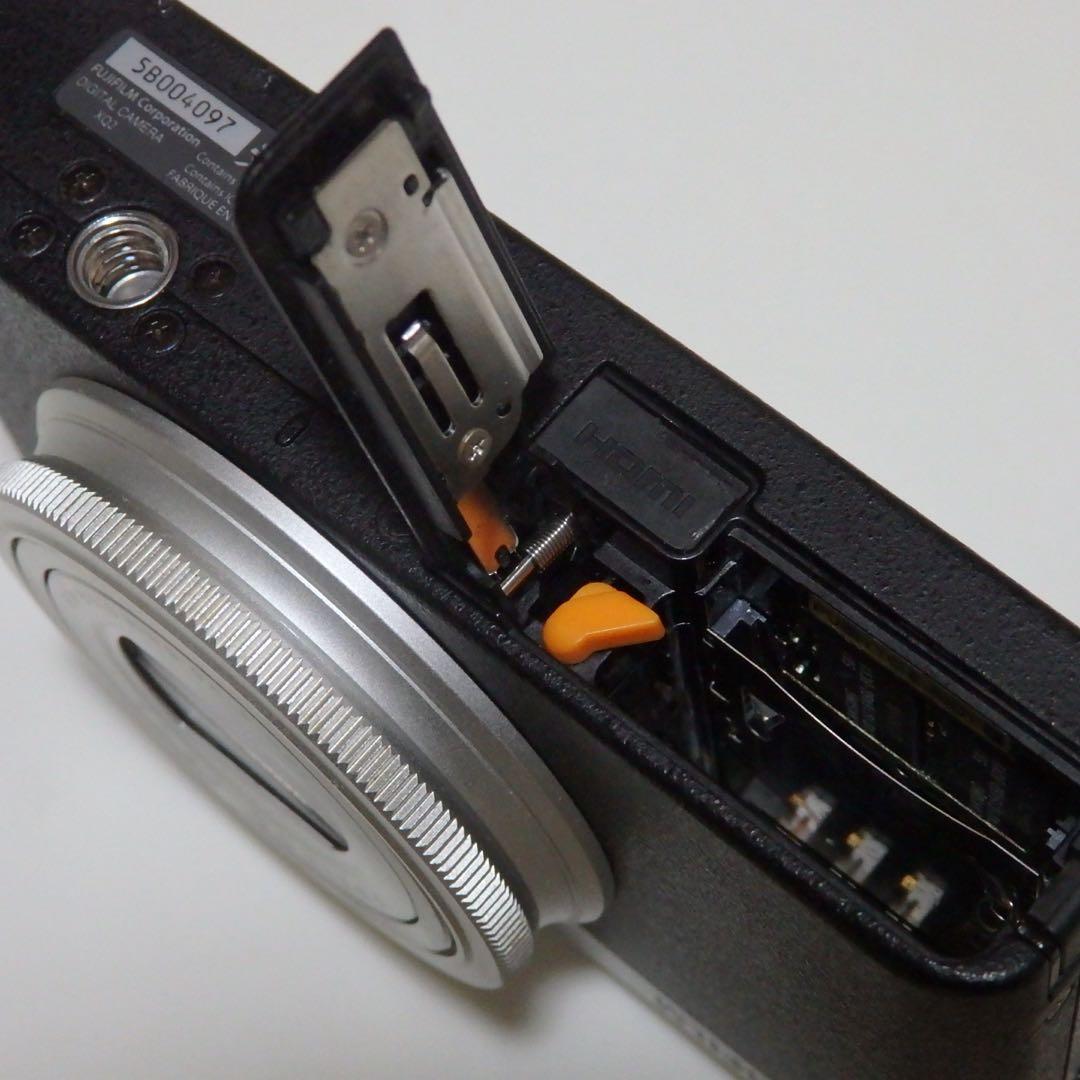 動作確認済　Fujifilm XQ2 シルバー　フジフイルム