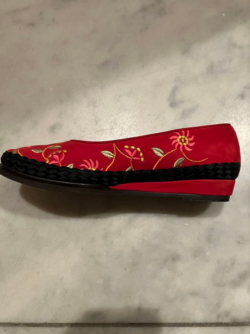 刺繍入り赤フラットシューズ
