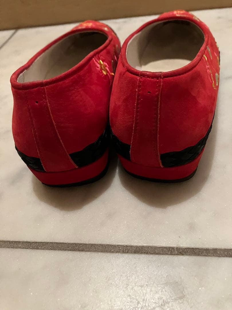 刺繍入り赤フラットシューズ