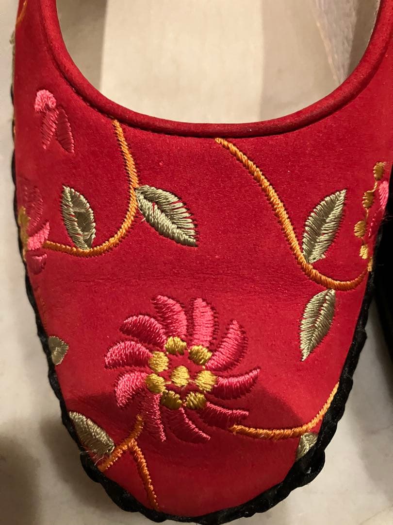 刺繍入り赤フラットシューズ
