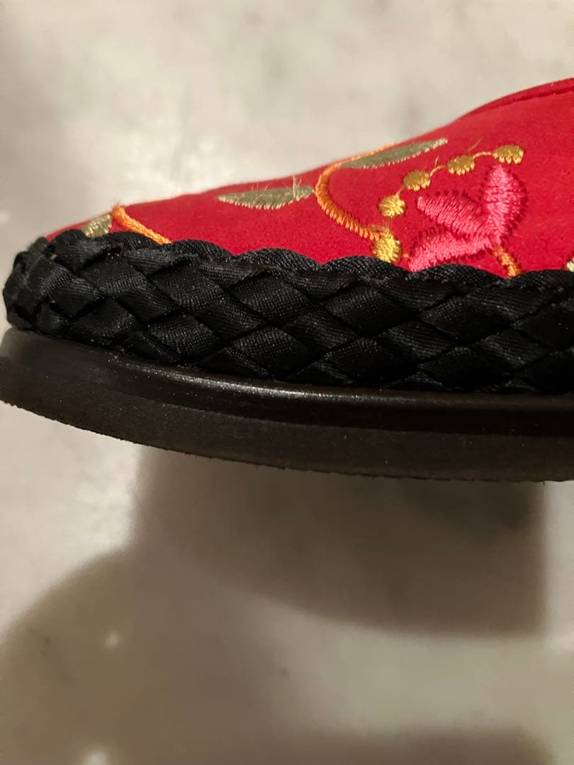 刺繍入り赤フラットシューズ