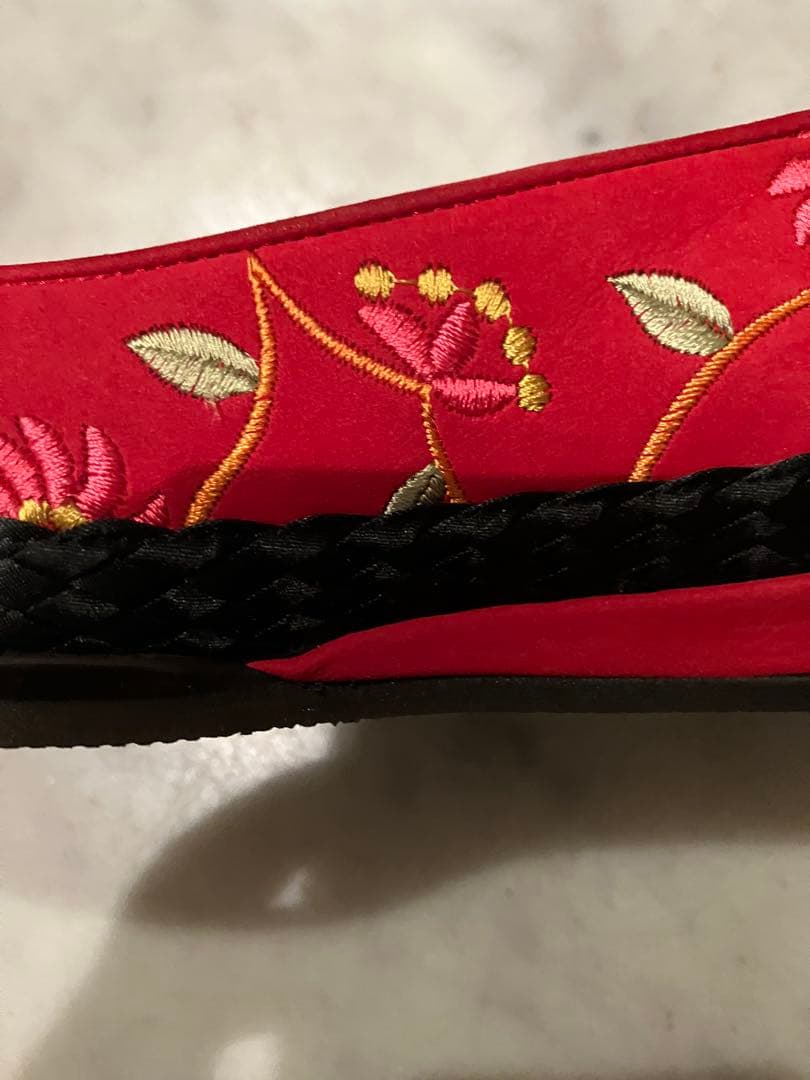 刺繍入り赤フラットシューズ