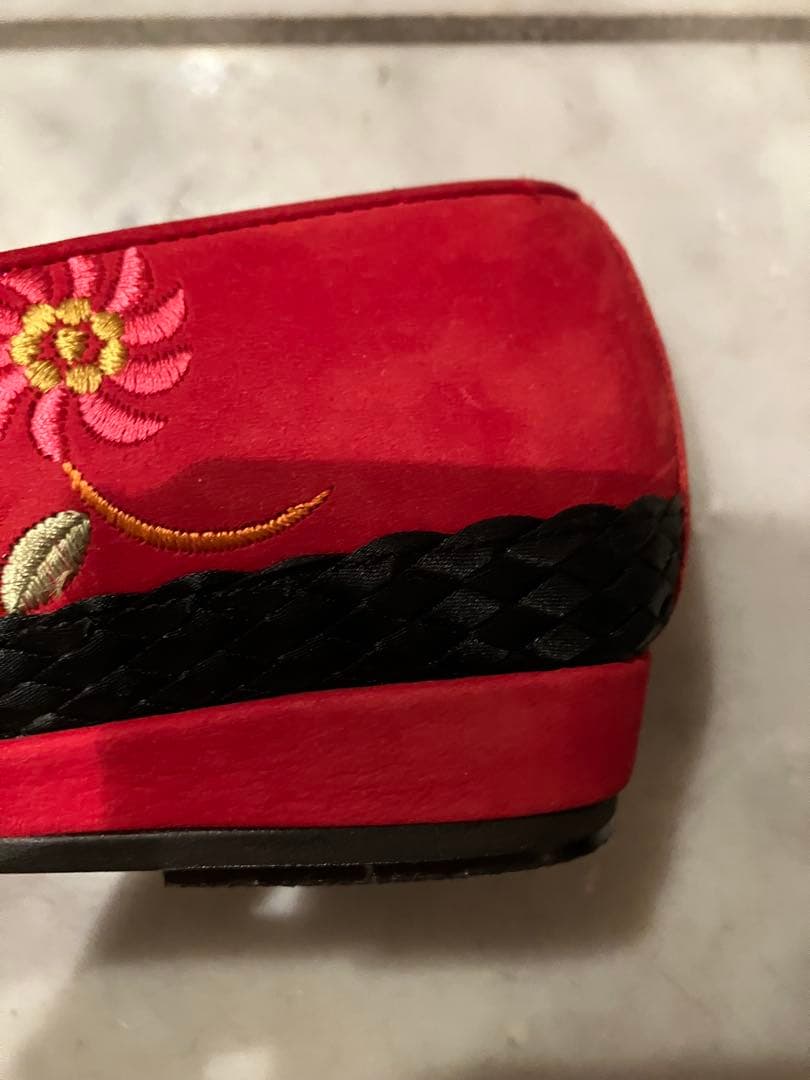 刺繍入り赤フラットシューズ