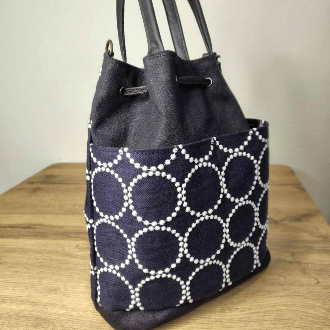 ミナペルホネン/tambourineタンバリンネイビー×白/巾着Lサイズショル