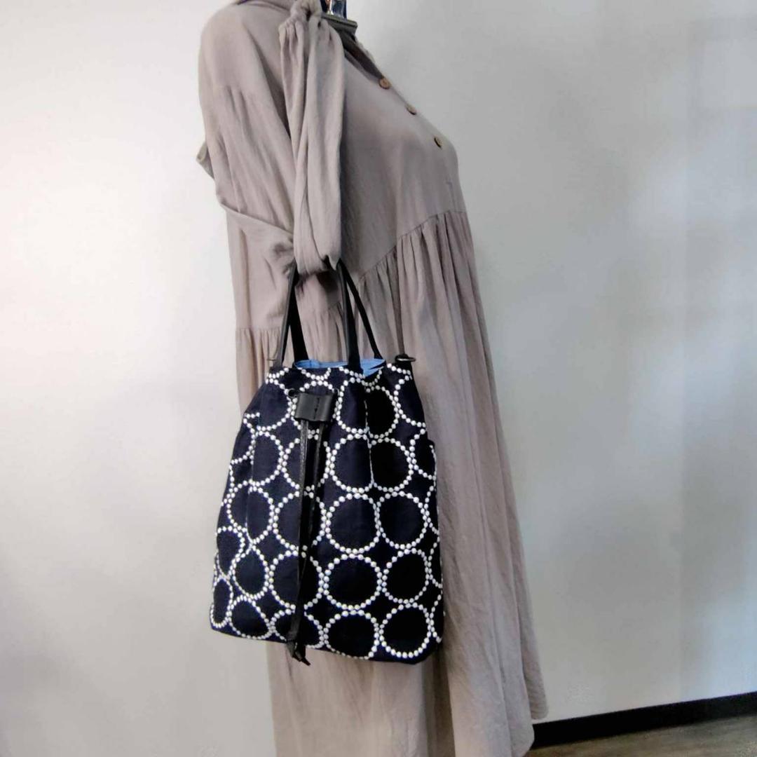 ミナペルホネン/tambourineタンバリンネイビー×白/巾着Lサイズショル