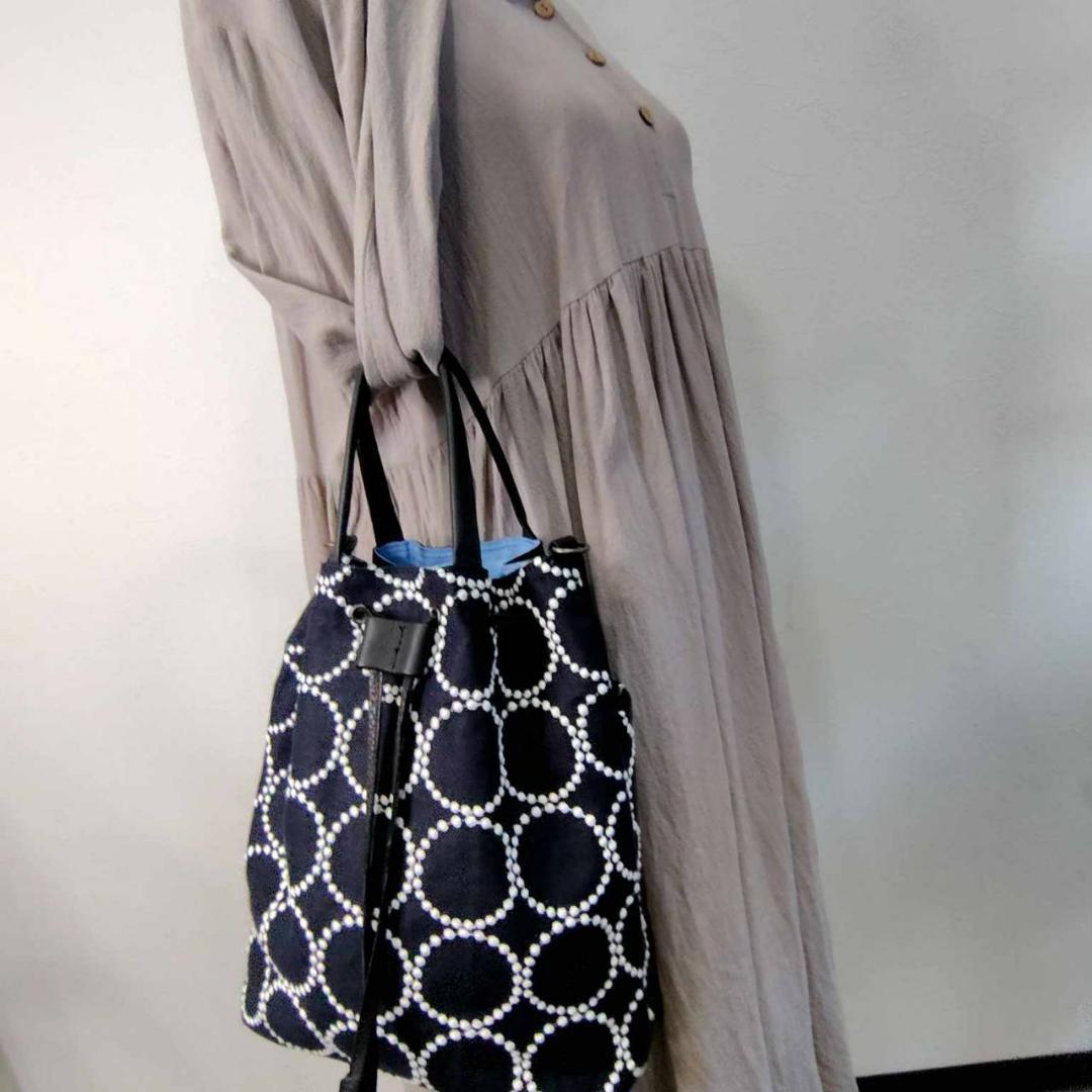 ミナペルホネン/tambourineタンバリンネイビー×白/巾着Lサイズショル