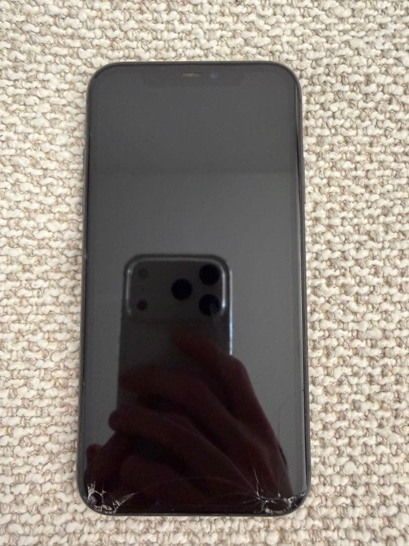 Apple iPhone 11 本体 画面ひび割れあり