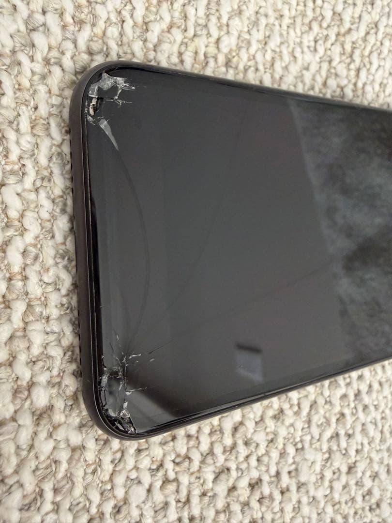 Apple iPhone 11 本体 画面ひび割れあり