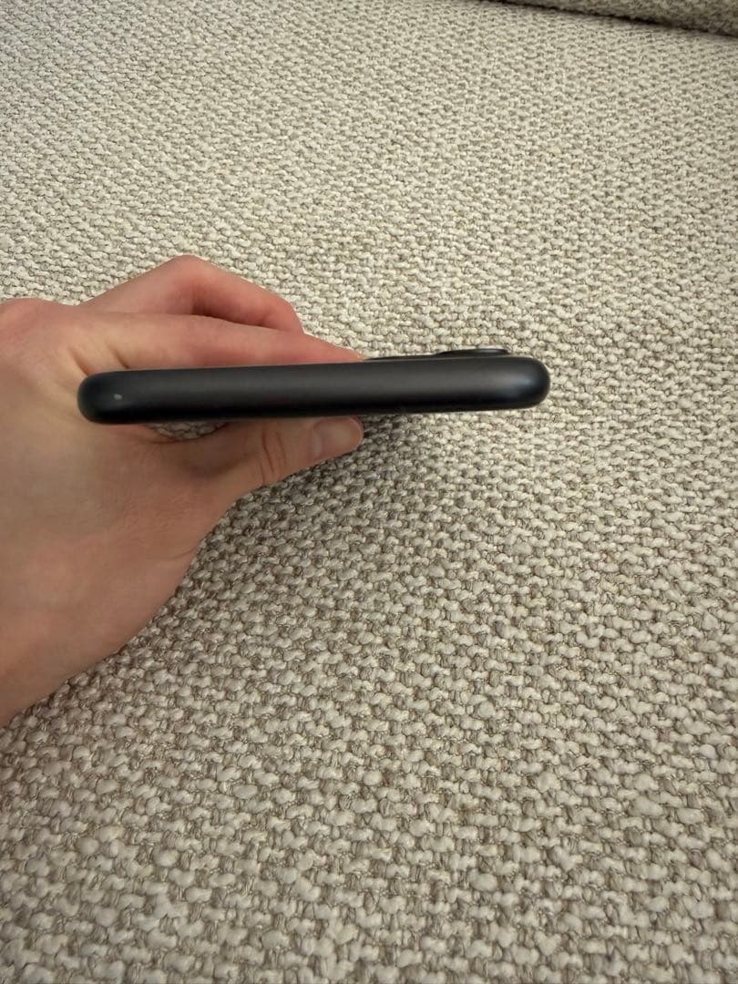 Apple iPhone 11 本体 画面ひび割れあり