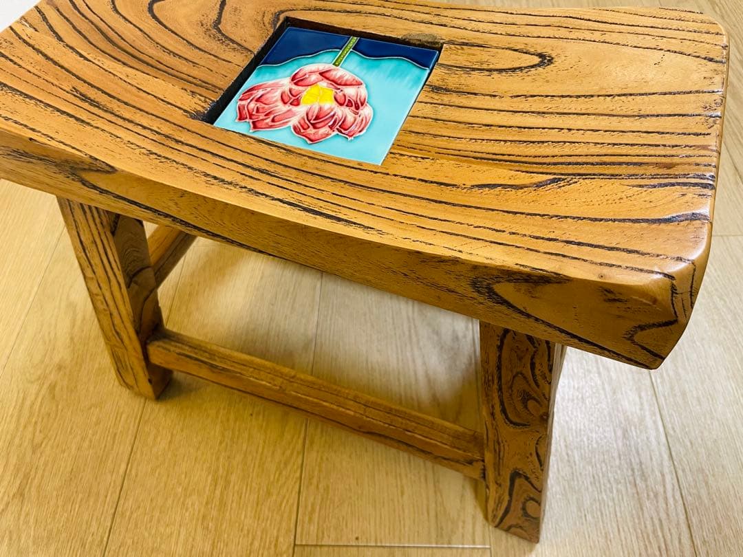 木製スツール 花のタイル装飾