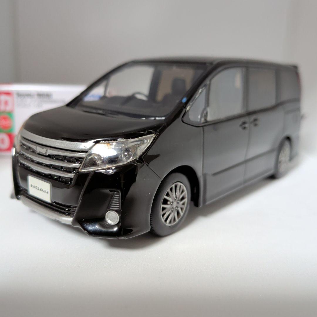 トミカ　ノア初回特別仕様+カラーサンプル