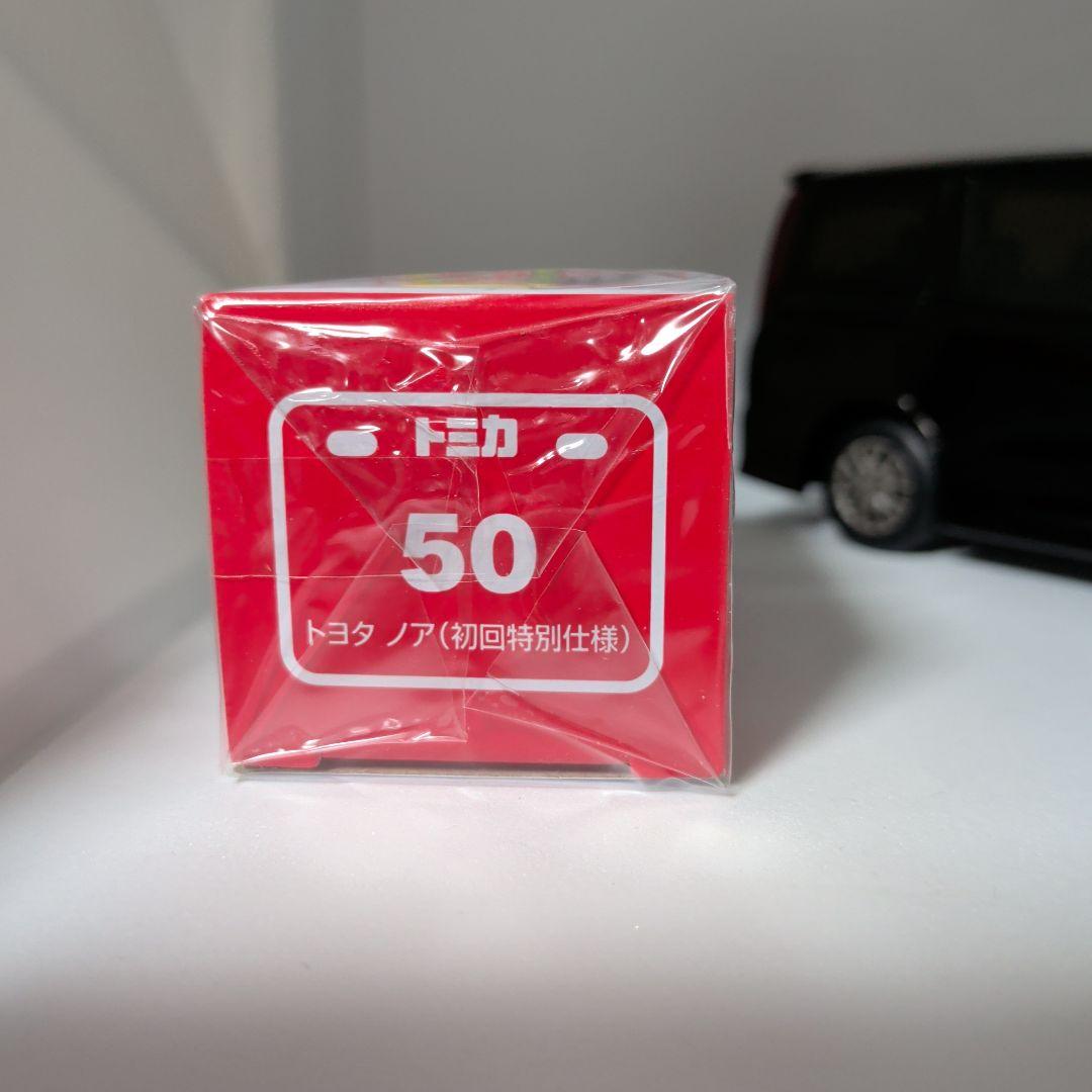 トミカ　ノア初回特別仕様+カラーサンプル