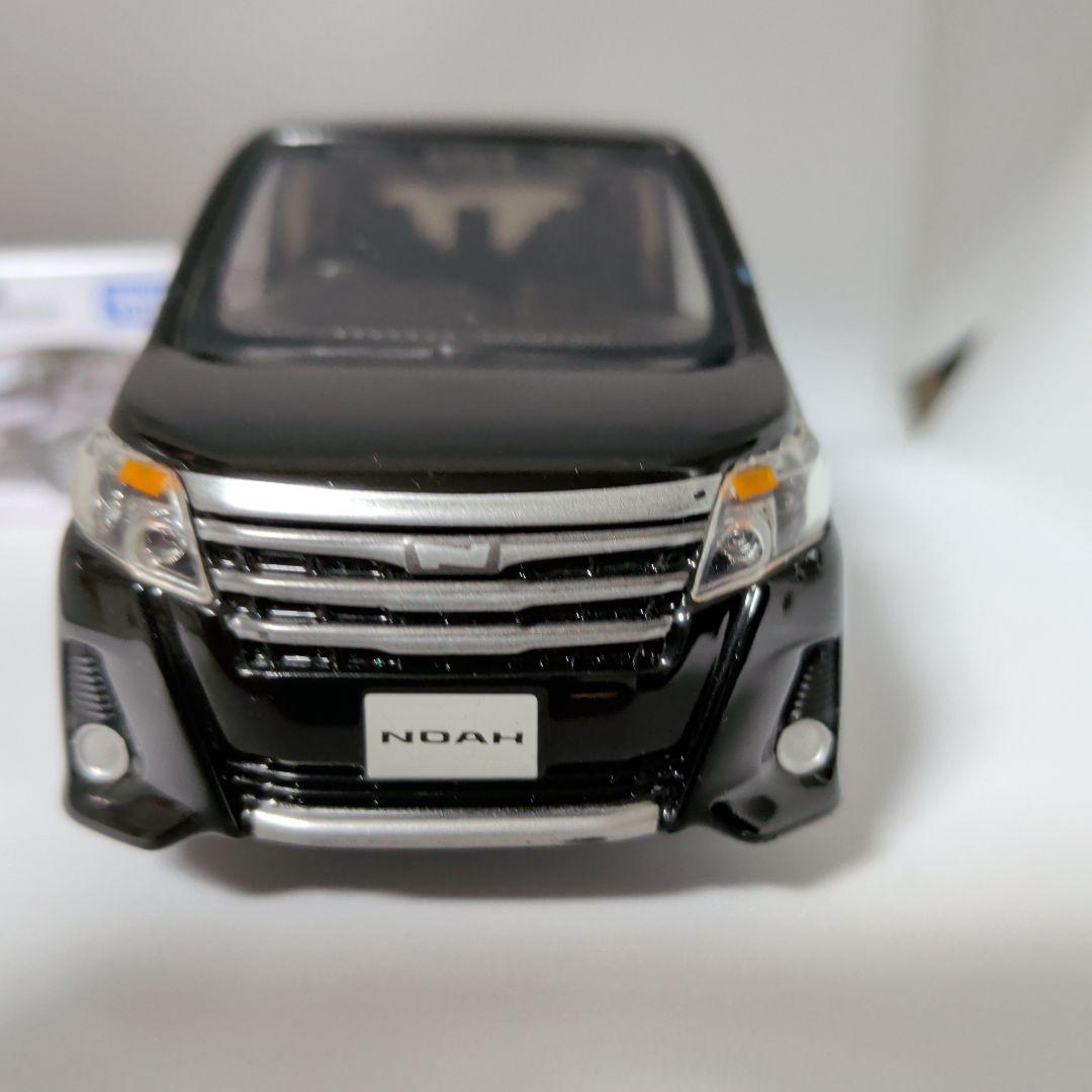 トミカ　ノア初回特別仕様+カラーサンプル