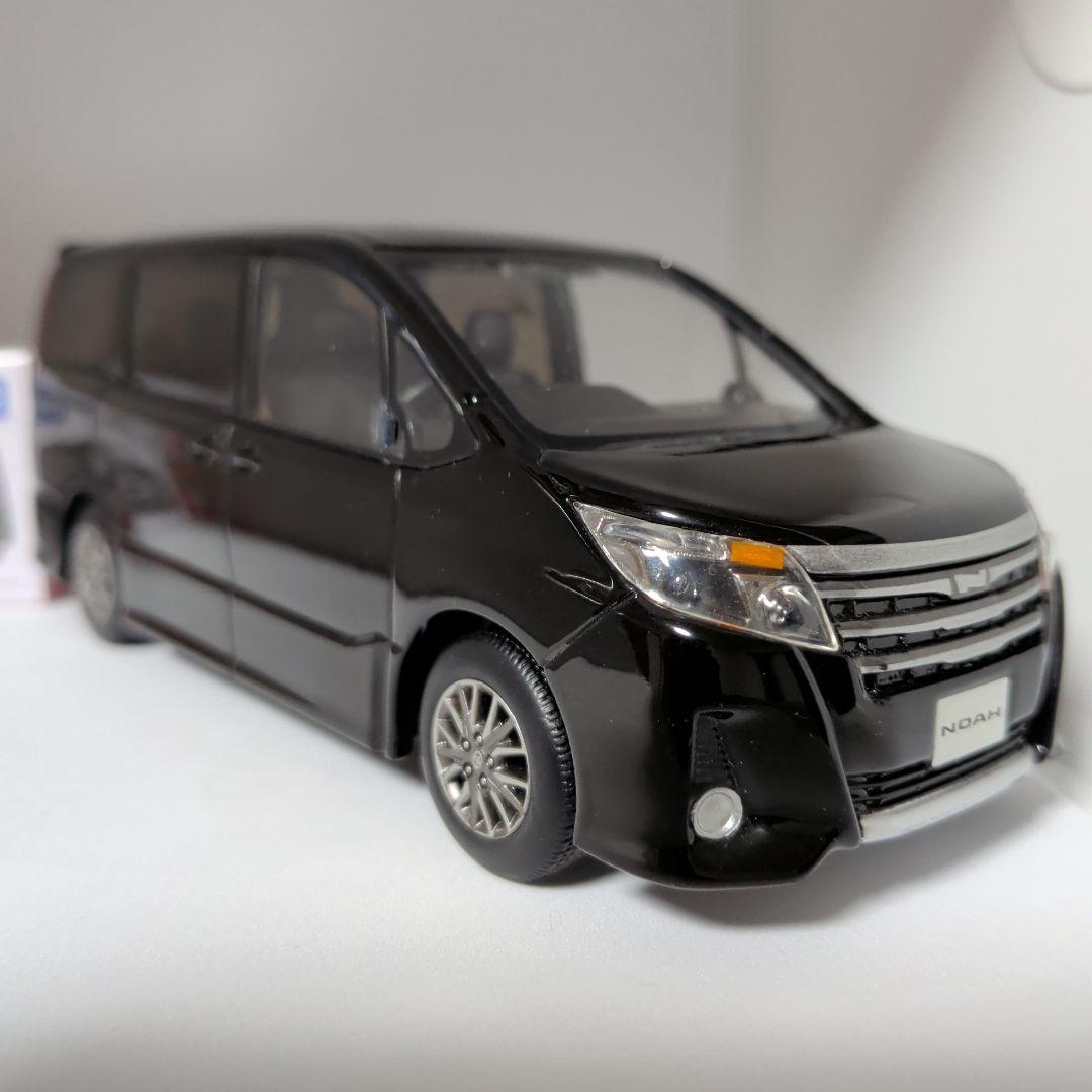 トミカ　ノア初回特別仕様+カラーサンプル