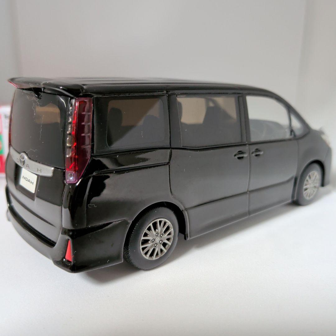 トミカ　ノア初回特別仕様+カラーサンプル