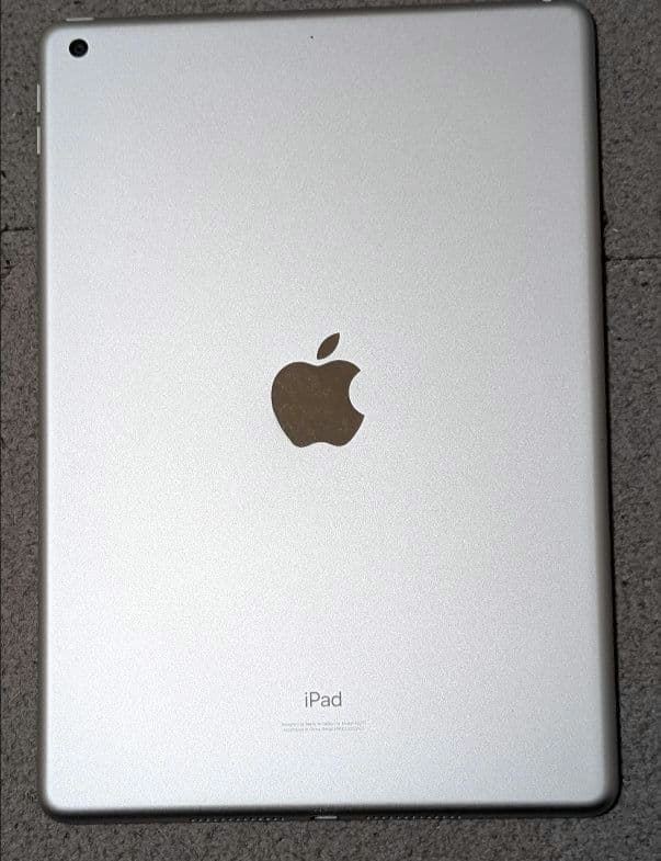 Apple iPad 第8世代 32GB Wi-FIモデルシルバー 本体