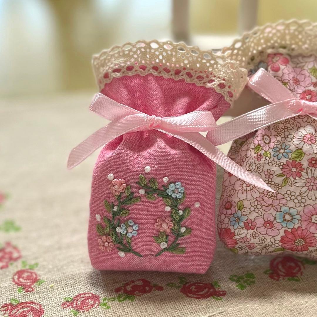 2309-38  ミディサシェ 香り袋 2個組  ラブリーフラワー リース刺繍