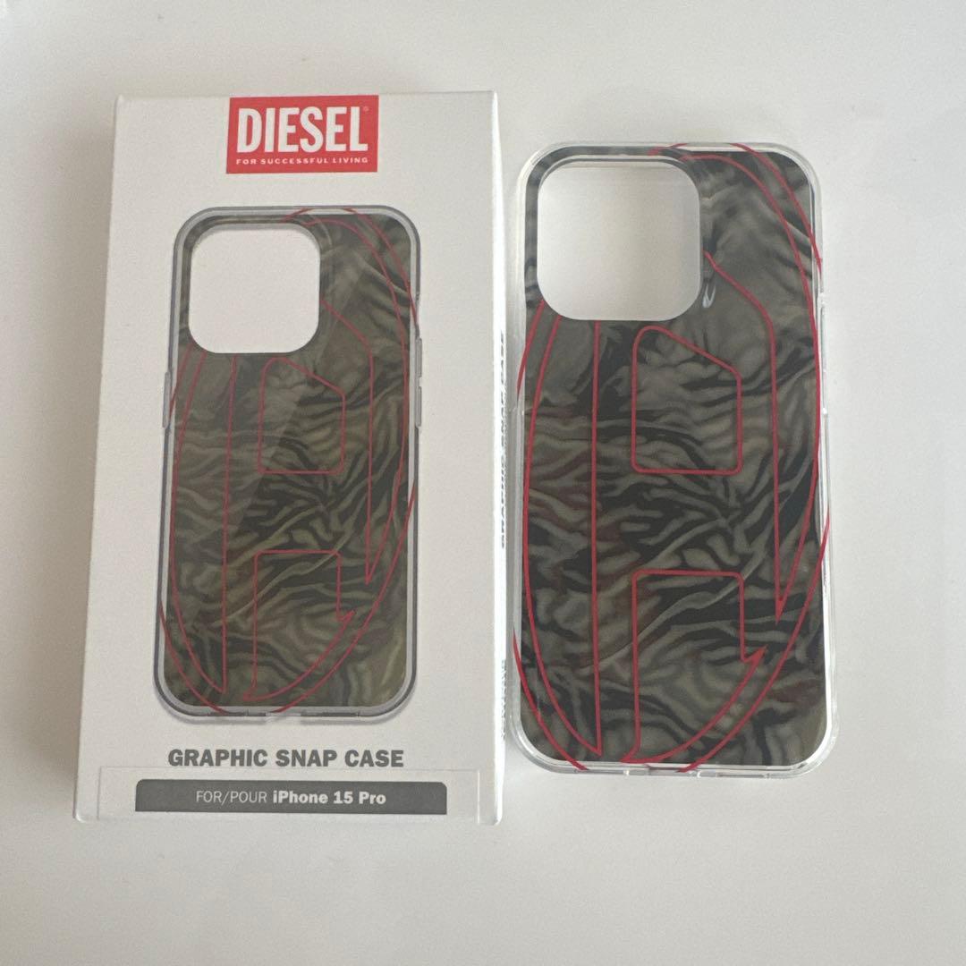 DIESEL グラフィックスナップケース iPhone 15 Pro