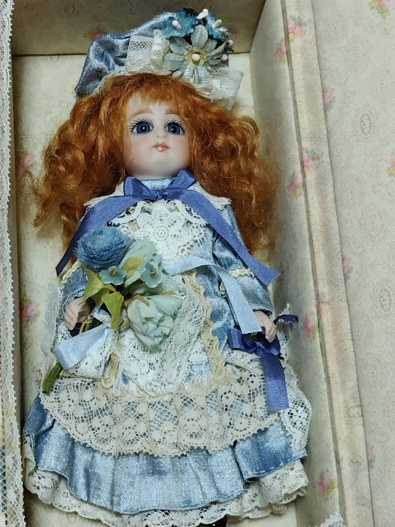 青い目のレース衣装人形