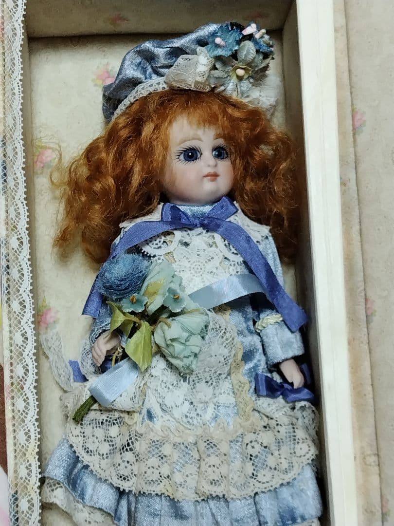 青い目のレース衣装人形