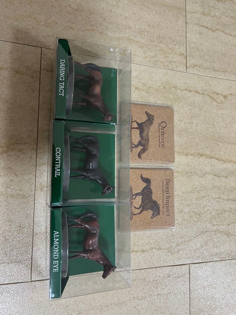 競馬グッズ　アーモンドアイ　コントレイル　デアリングタクト　ディープインパクト