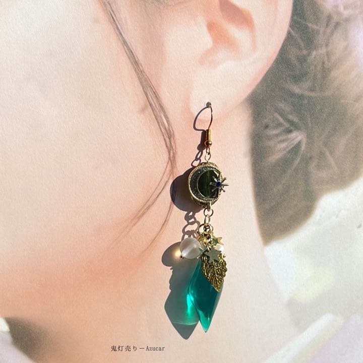 天体魔法使いと三日月のエメラルド色とトパーズ色のフローライト鉱物レジンピアス