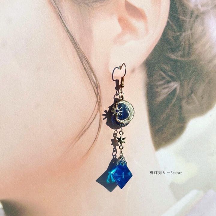 天体魔法使いと三日月のエメラルド色とトパーズ色のフローライト鉱物レジンピアス