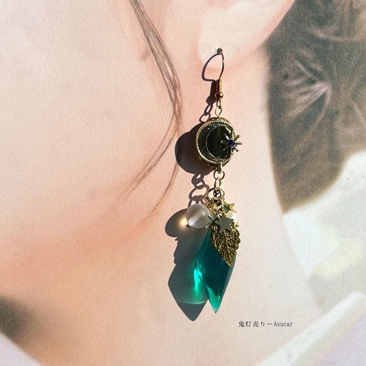天体魔法使いと三日月のエメラルド色とトパーズ色のフローライト鉱物レジンピアス