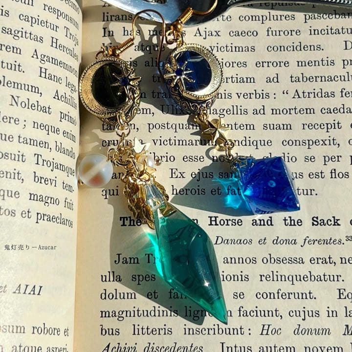 天体魔法使いと三日月のエメラルド色とトパーズ色のフローライト鉱物レジンピアス