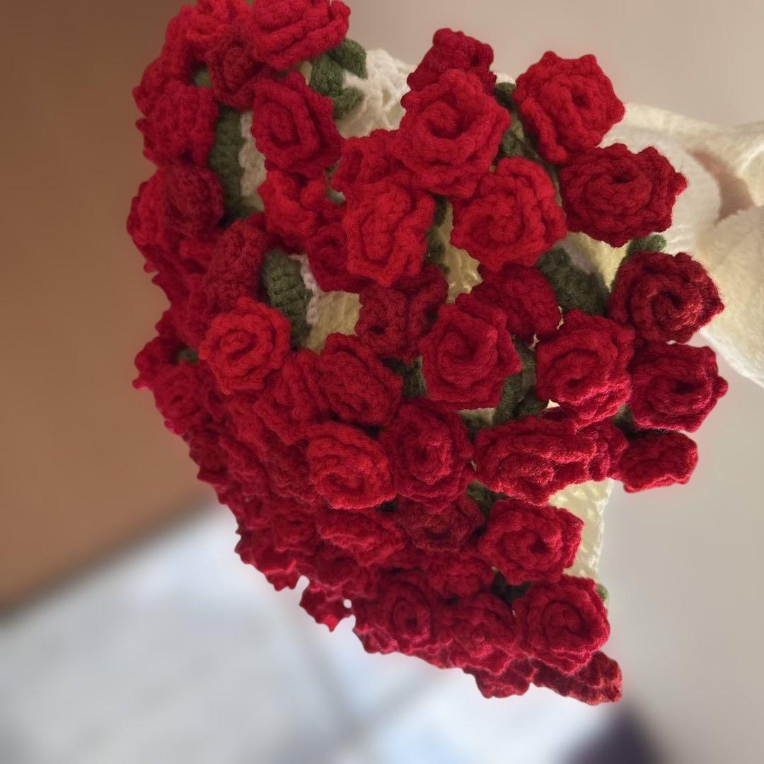 119個赤いバラの編み物ブーケ 直径110cm